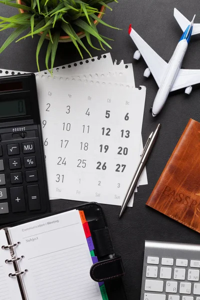 Geschäftsreise Konzept Accessoires Auf Dem Tisch Tastatur Reisepass Notizblock Kalender — Stockfoto