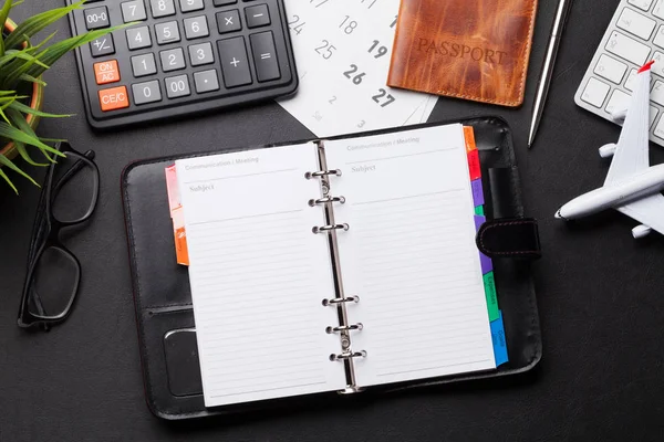 Concepto Viaje Negocios Accesorios Mesa Escritorio Teclado Pasaporte Bloc Notas — Foto de Stock