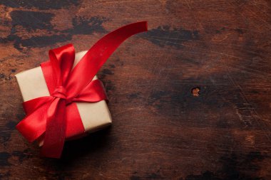 Ahşap masa Noel ya da Sevgililer günü Hediyelik kutu. Selam yeri olan üstten görünüm