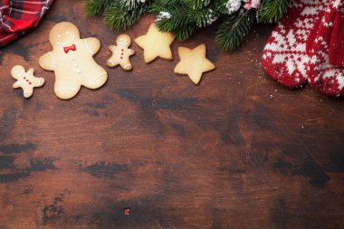 Ev yapımı gingerbread çerezleri üstten görünüm ahşap arka plan üzerinde