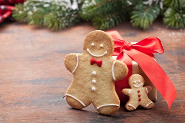 Ev yapımı gingerbread çerezleri ve xmas hediye kutusu