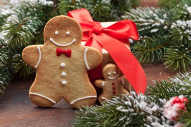 Ev yapımı gingerbread çerezleri ve xmas hediye kutusu