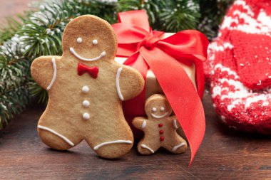 Ev yapımı gingerbread çerezleri ve xmas hediye kutusu