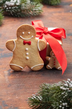 Gingerbread çerezleri ve xmas hediye kutusu ile Noel tebrik kartı