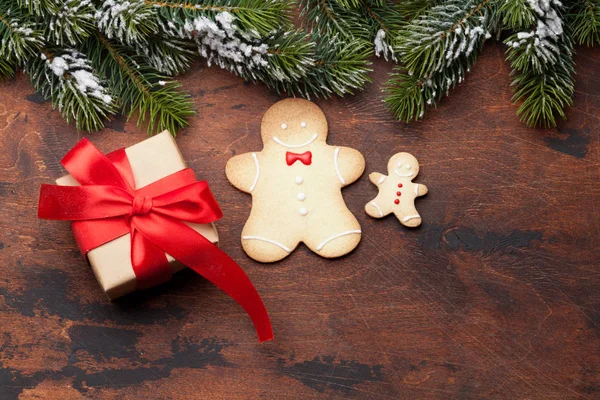 Gingerbread Çerezleri Xmas Hediye Kutusu Ile Noel Tebrik Kartı — Stok fotoğraf