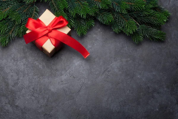 Kerstkaart Met Gift Box Spar Boomtak Stenen Achtergrond Bovenaanzicht Achtergrond — Stockfoto