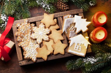 Gingerbread çerezleri ve xmas hediye kutusu ile Noel tebrik kartı