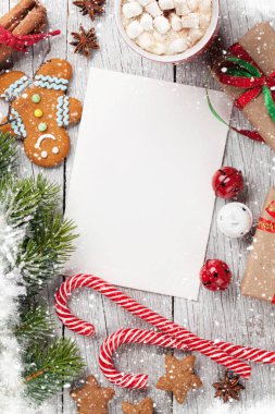 Noel tebrik kartı, dekor, kahve ve kar köknar ağacı. Senin Noel dilek yeri olan üstten görünüm