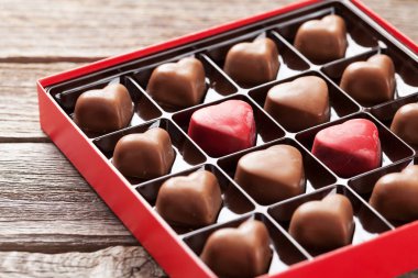 Sevgililer Günü çikolata kutusu ahşap masa üzerinde kalp ile