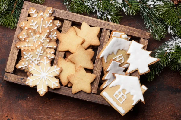 ジンジャーブレッド クッキーや木製の背景に雪で覆われてモミの木の枝のクリスマス カード トップ ビュー — ストック写真