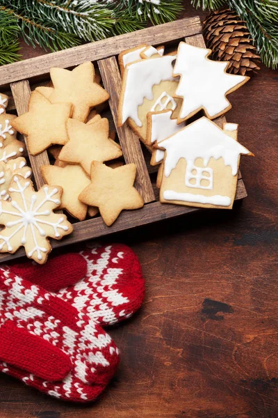 Noel Kartı Gingerbread Çerezleri Kar Üzerinde Ahşap Arka Plan Kapsamında — Stok fotoğraf