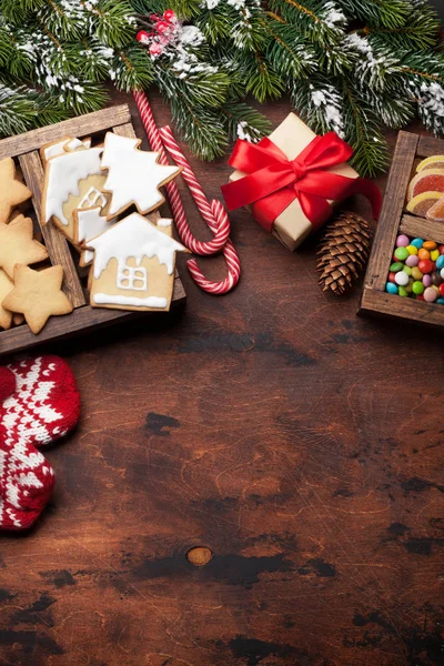 Weihnachtskarte Mit Lebkuchen Süßigkeiten Und Geschenkschachtel Auf Holzgrund — Stockfoto