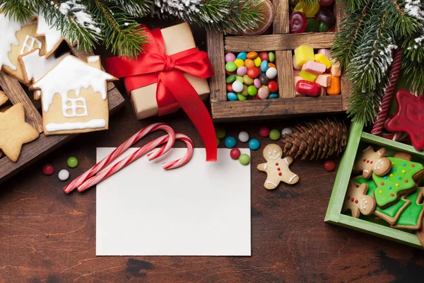 Cartão Natal Com Biscoitos Gengibre Doces Caixa Presente Fundo Madeira — Fotografia de Stock