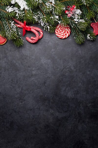 Julkort Med Godis Och Fir Trädgren Sten Bakgrund Ovanifrån Bakgrund — Stockfoto