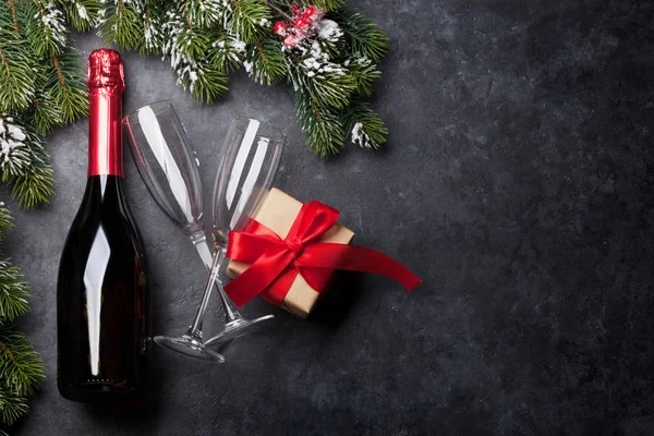 シャンパン クリスマス ギフト用の箱 モミ付きのクリスマス カードの木支店石の背景に雪で覆われています あなたの挨拶のためのスペースを持つトップ ビュー背景 フラットを置く — ストック写真