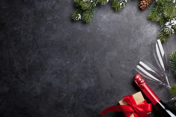 Weihnachtskarte Mit Champagner Weihnachtsgeschenkschachtel Und Schneebedecktem Tannenzweig Auf Steingrund Hintergrund — Stockfoto