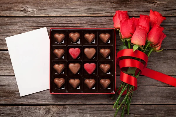 День Святого Валентина Красными Розами Сердечный Шоколад Коробка Деревянный Стол — стоковое фото