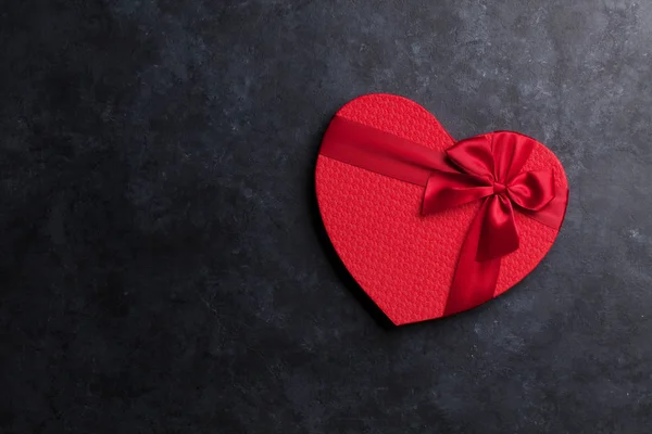 ハート型バレンタインの日赤いギフト ボックスです あなたの挨拶のためのスペースのトップ ビュー — ストック写真