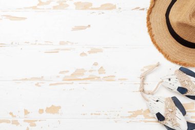 Tatil arka plan kavramı güneş şapka ile seyahat ve dekor ahşap zemin üzerinde balık. Üstten görünüm kopya alanı ile. Düz yatıyordu