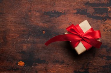 Ahşap masa Noel ya da Sevgililer günü Hediyelik kutu. Selam yeri olan üstten görünüm