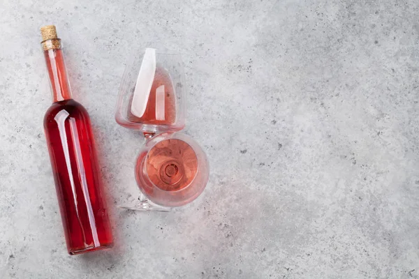 Rose Wijn Fles Glas Liggen Stenen Achtergrond Bovenaanzicht Met Ruimte — Stockfoto