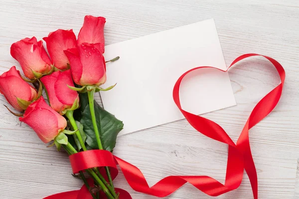 Valentinstag Grußkarte Mit Roten Rosen Und Herzförmigem Band Auf Holzgrund — Stockfoto