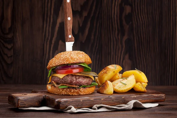 Tasty Grilla Domu Wykonane Burger Gotowanie Wołowiny Pomidor Ser Ogórek — Zdjęcie stockowe
