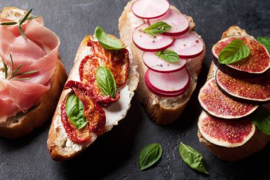 Brushetta veya geleneksel İspanyolca tapas. Meze İtalyan antipasti aperatifler seti