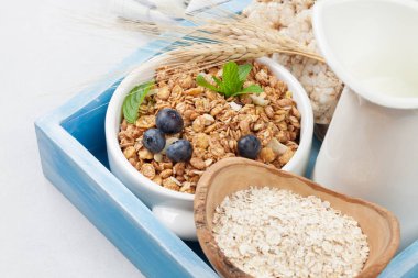 Sağlıklı kahvaltı müsli, çilek ve süt ile ayarla