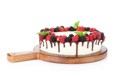 Peynirli kek Çikolata ve çilek. Beyaz arka plan üzerinde izole