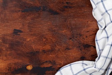 Ahşap masa mutfak havlu veya peçete ile yemek. Yemek veya tarifi için alan ile üstten görünüm