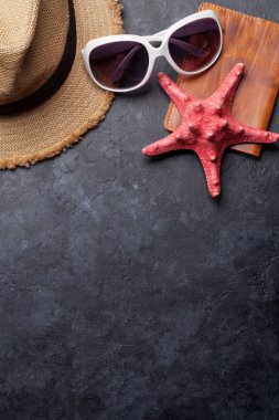 Tatil arka plan kavramı plaj şapka, güneş gözlüğü, pasaport ve deniz yıldızı ile tahta zemin üzerinde seyahat. Üstten görünüm kopya alanı ile. Düz yatıyordu