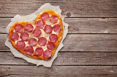 Kalp biberli ve mozzarella pizza şeklinde. Sevgililer günü tebrik kartı. Selam yeri olan Üstten Görünüm