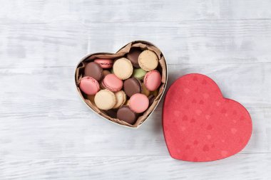 Sevgililer günü kalbinde renkli kurabiye hediye kutusu ahşap tablo şeklinde. Selam yeri olan Üstten Görünüm