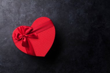 Kalp Sevgililer günü kırmızı hediye kutusu şeklinde. Selam yeri olan üstten görünüm