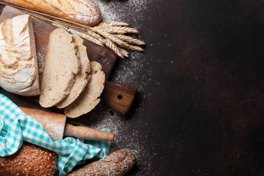 Çeşitli ekmek ve tahta zemin üzerine buns. Metin alanı olan Üstten Görünüm