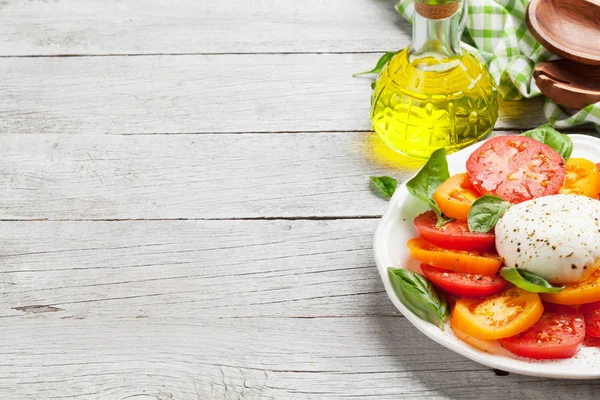 Caprese Salat Mit Tomaten Basilikum Und Mozzarella Ansicht Mit Platz — Stockfoto