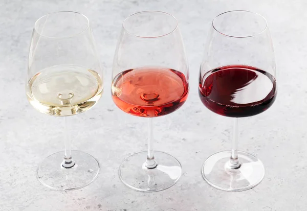 Κόκκινο Ροζέ Και Λευκών Ποτήρια Κρασί Στο Πέτρινο Φόντο — Φωτογραφία Αρχείου