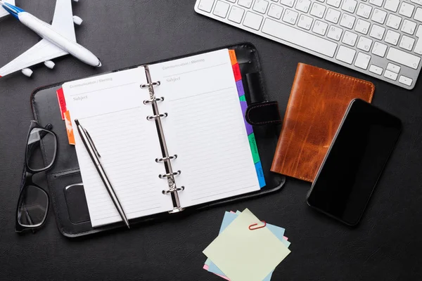 Concepto Viaje Negocios Accesorios Mesa Escritorio Teclado Pasaporte Bloc Notas — Foto de Stock