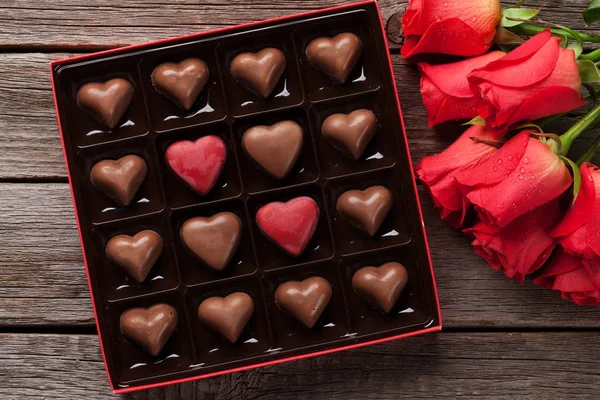 장미와 테이블에 초콜릿 발렌타인 — 스톡 사진
