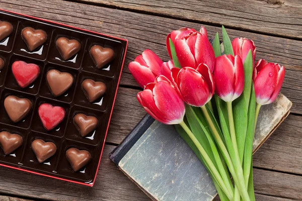 红色郁金香花花束和礼品盒与心脏巧克力 情人节贺卡 — 图库照片
