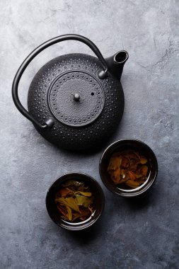 Çay bardak ve çaydanlık. Üstten görünüm