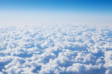 Mavi gökyüzü ve bulutlar kopya alanı ile. Uçaktan görüntüleme