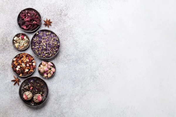Çeşitli kuru çay. Siyah, yeşil ve kırmızı çay. Metin alanı olan üstten görünüm