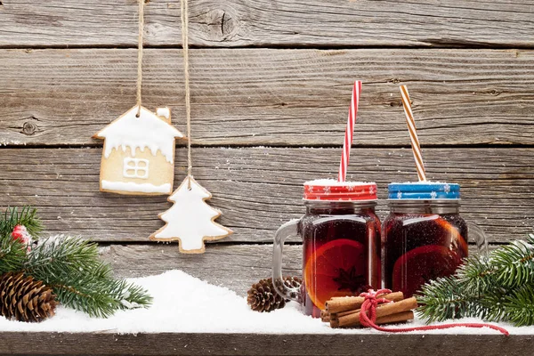 Bardak mulled şarap sıcak içecek, gingerbread çerezleri ve xmas köknar ağacı dalları üzerinde ahşap arka plan