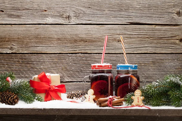Noel hediye kutusu, ahşap arka plan üzerinde mulled şarap, dekor ve xmas köknar ağacı dalları