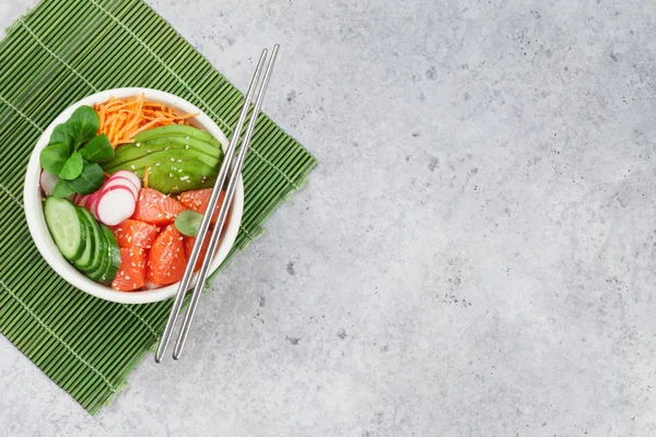 Somon ve sebzeler ile poke kase. Geleneksel Hawaii çiğ balık salata. Kopya alanı ile üstten görünüm