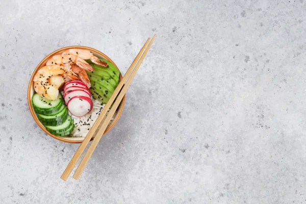 Kase karides ve sebze ile poke. Geleneksel Hawaii çiğ balık salata. Kopya alanı ile üstten görünüm