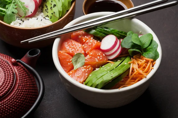 Somon ve sebzeler ile poke kase. Geleneksel Hawaii çiğ balık salata