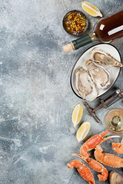 Taze istiridye ve taş masada beyaz şarap. Metin alanı olan Üstten Görünüm